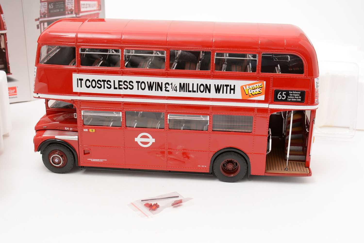 Sunstar highly detailed 1:24 scale diecast model replica of the Routemaster RMC Bus - Image 2 of 4