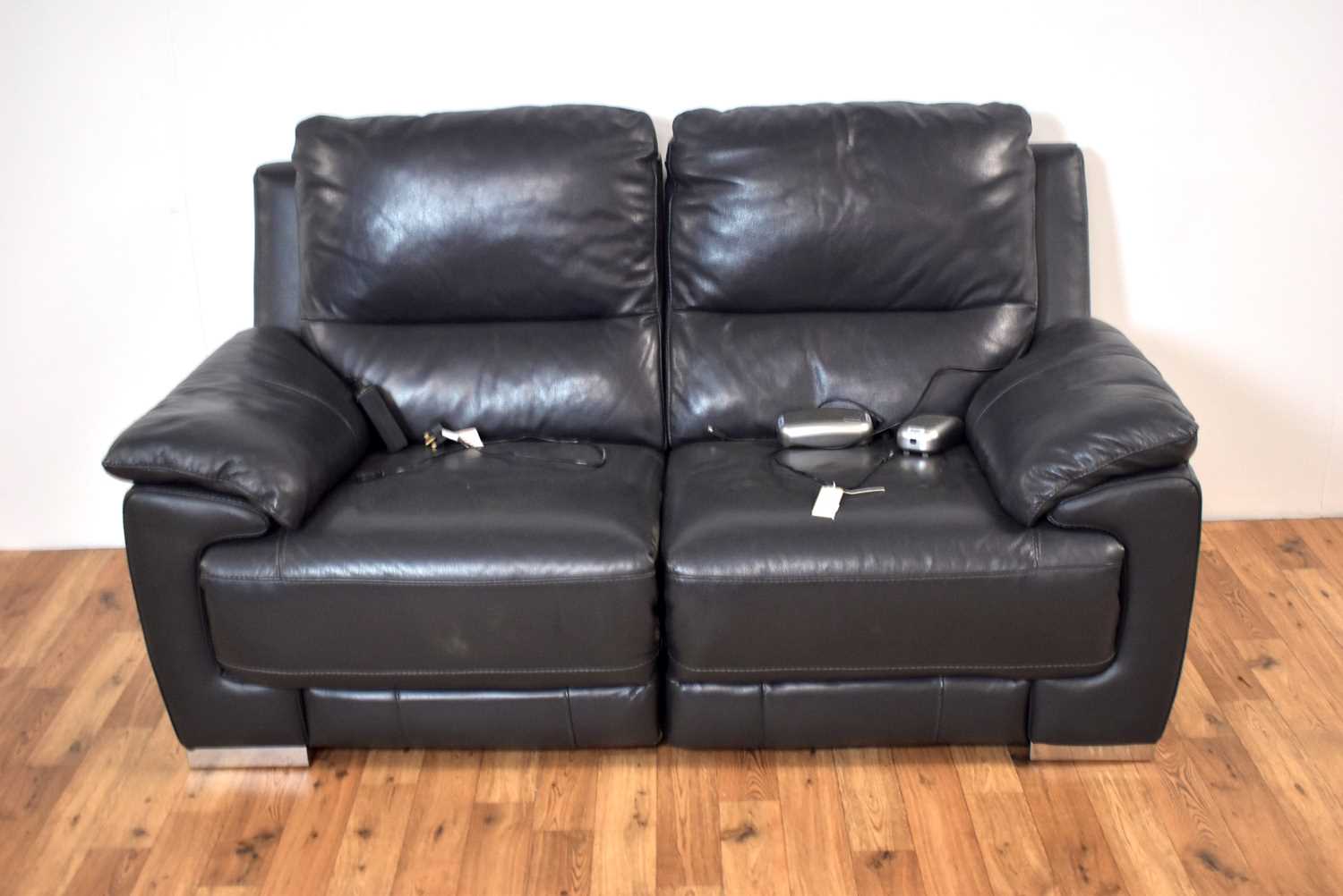 A pair of contemporary reclining lazy boy sofas - Image 3 of 3