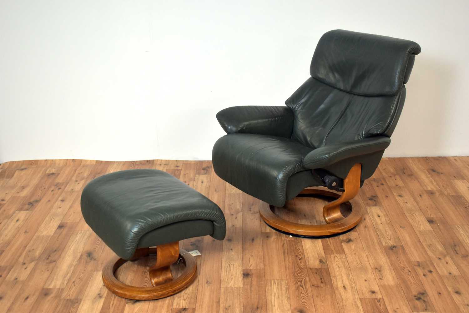 A contemporary Ekornes Stressless leather reclining armchair and matching ottoman footstool - Image 3 of 3