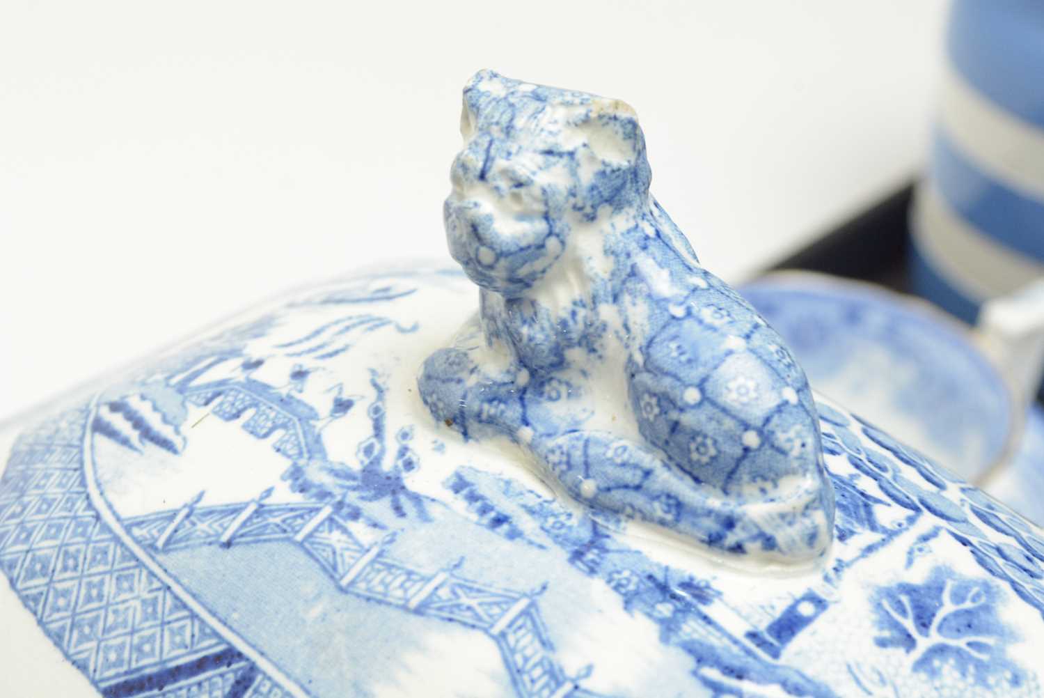 A collection of blue and white ceramics - Image 4 of 4