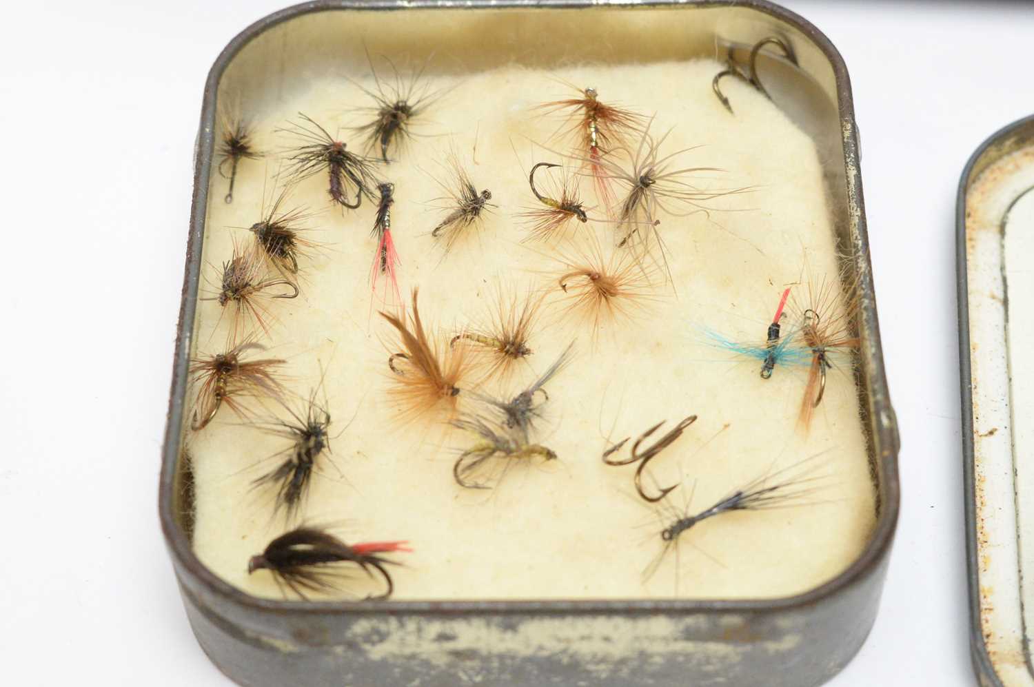 A collection of fishing flies - Image 2 of 6