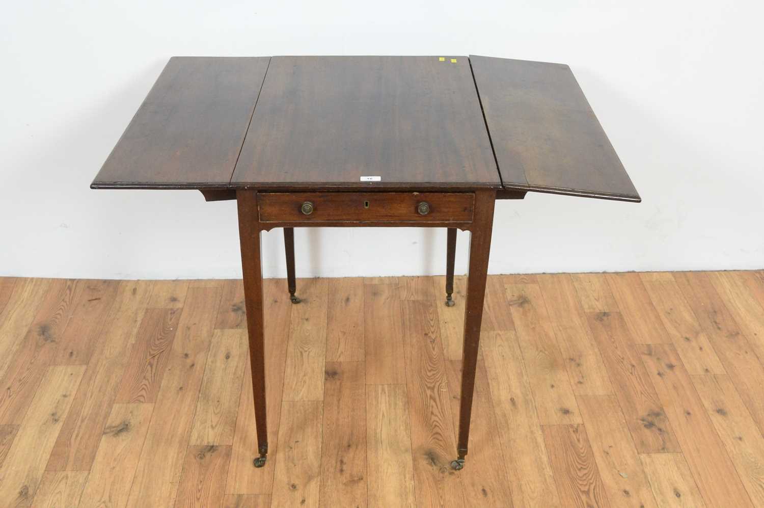 A George III mahogany Pembroke table. - Image 4 of 4