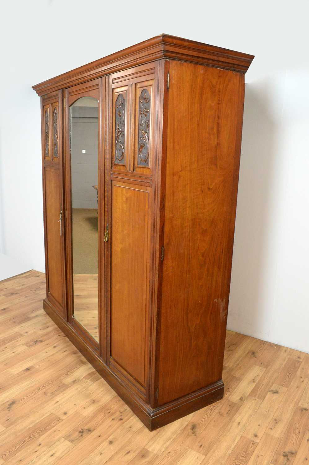 A matched Edwardian mahogany three piece bedroom suite: and a similar wardrobe (4) - Image 6 of 13