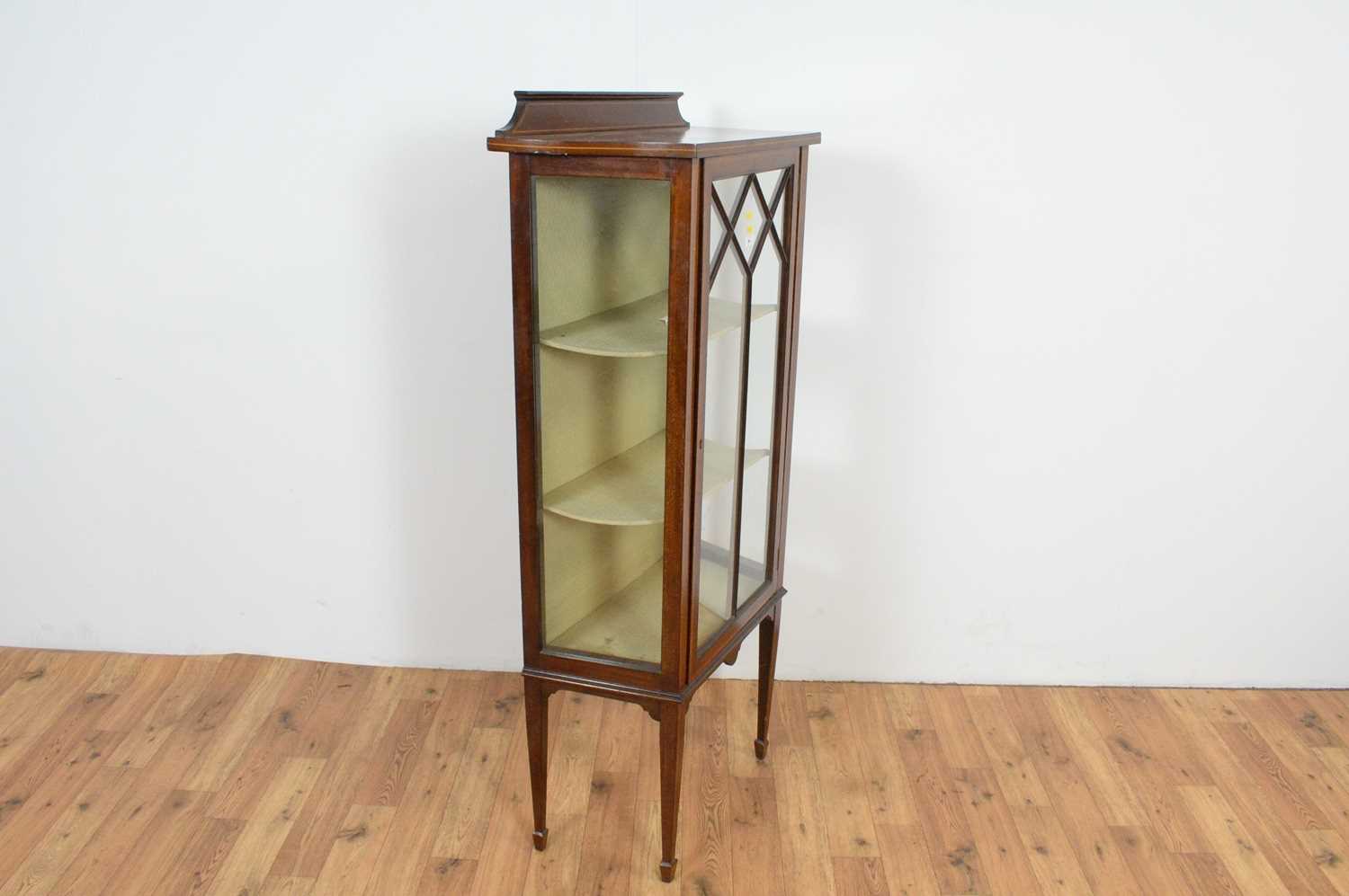 An Edwardian line inlaid mahogany and satinwood banded display cabinet - Image 3 of 4