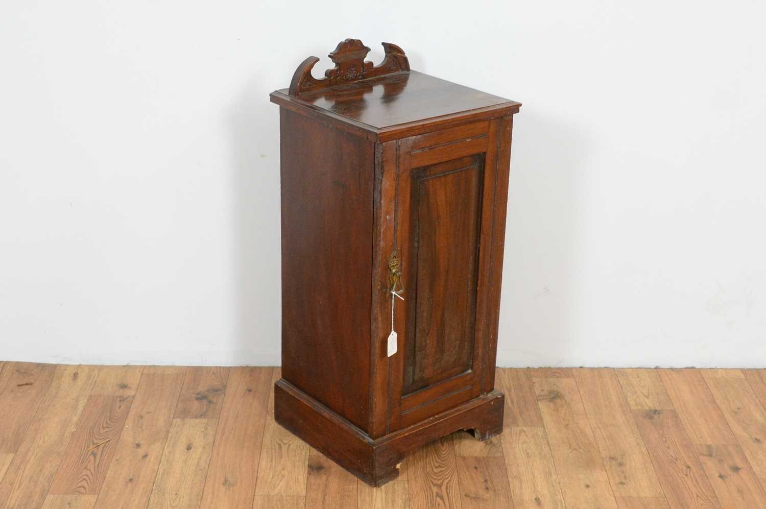 A matched Edwardian mahogany three piece bedroom suite: and a similar wardrobe (4) - Image 10 of 13