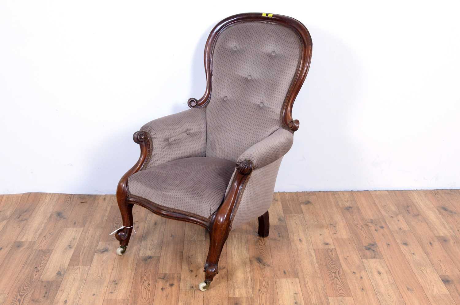 An Edwardian walnut framed spoon back easy chair