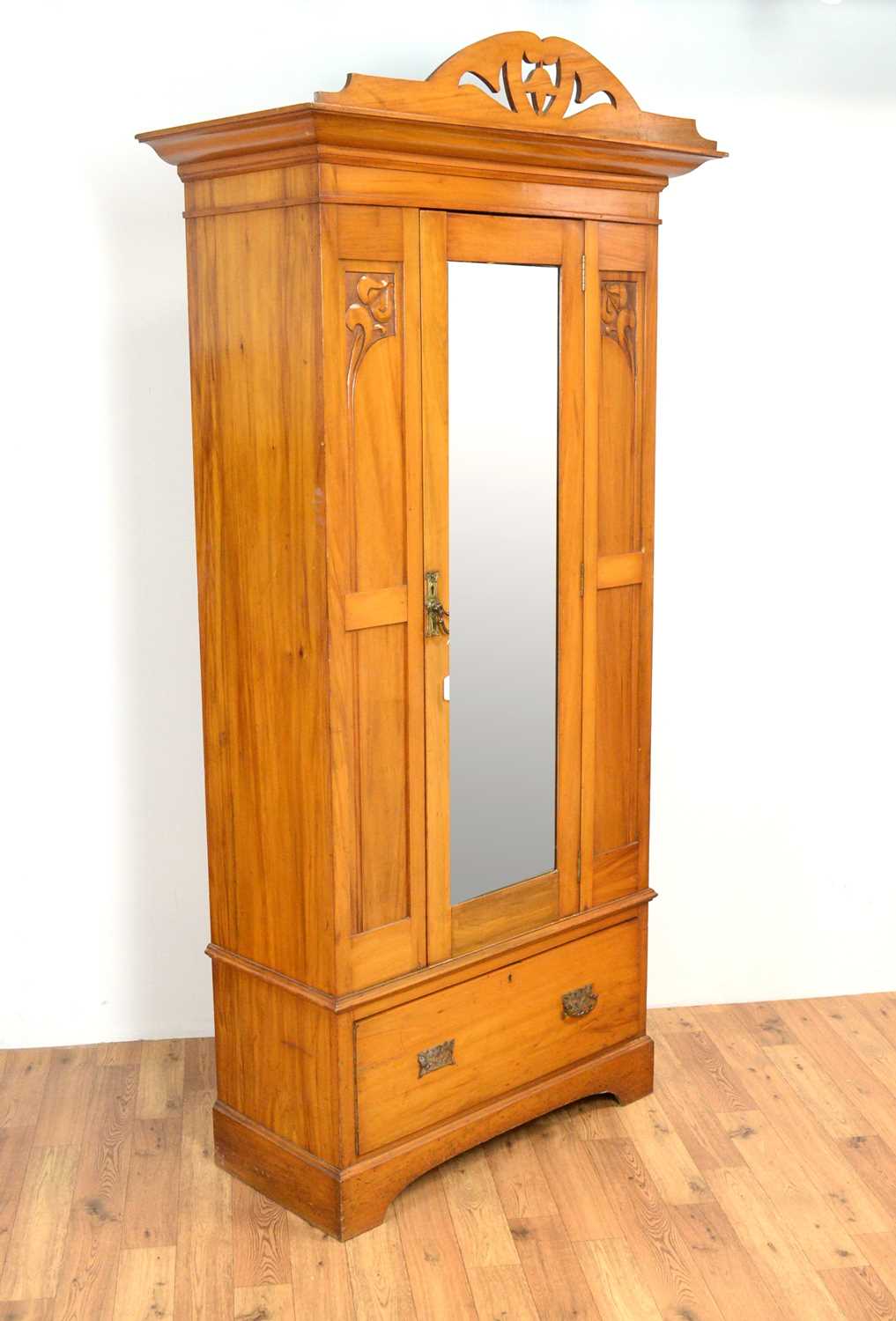An early 20th Century satin walnut bedroom suite - Image 3 of 10