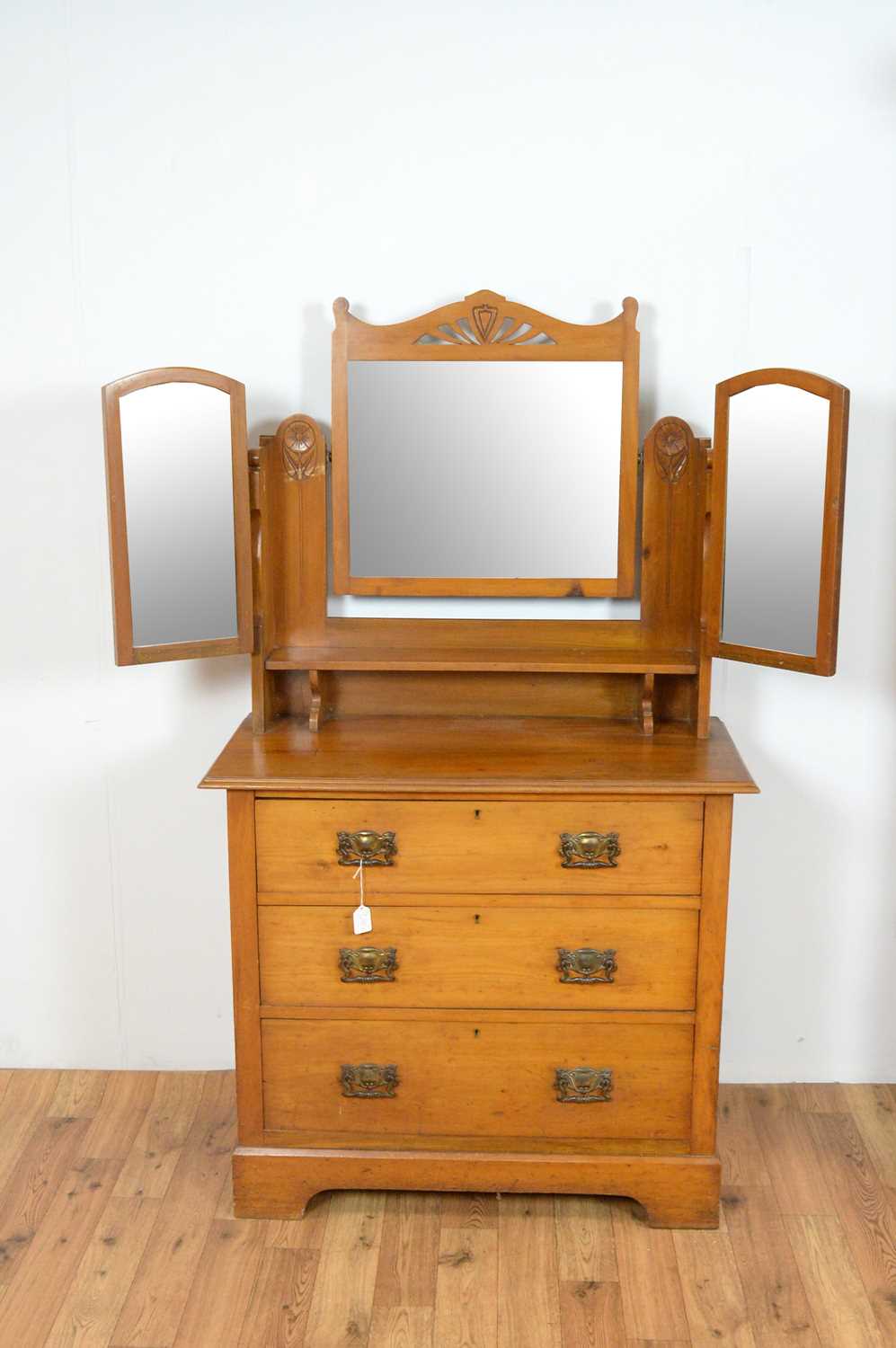 An early 20th Century satin walnut bedroom suite - Image 8 of 10