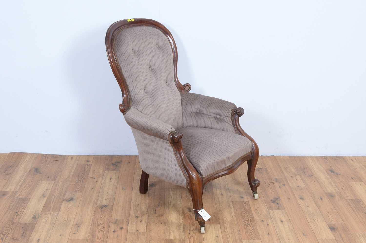 An Edwardian walnut framed spoon back easy chair - Image 3 of 4