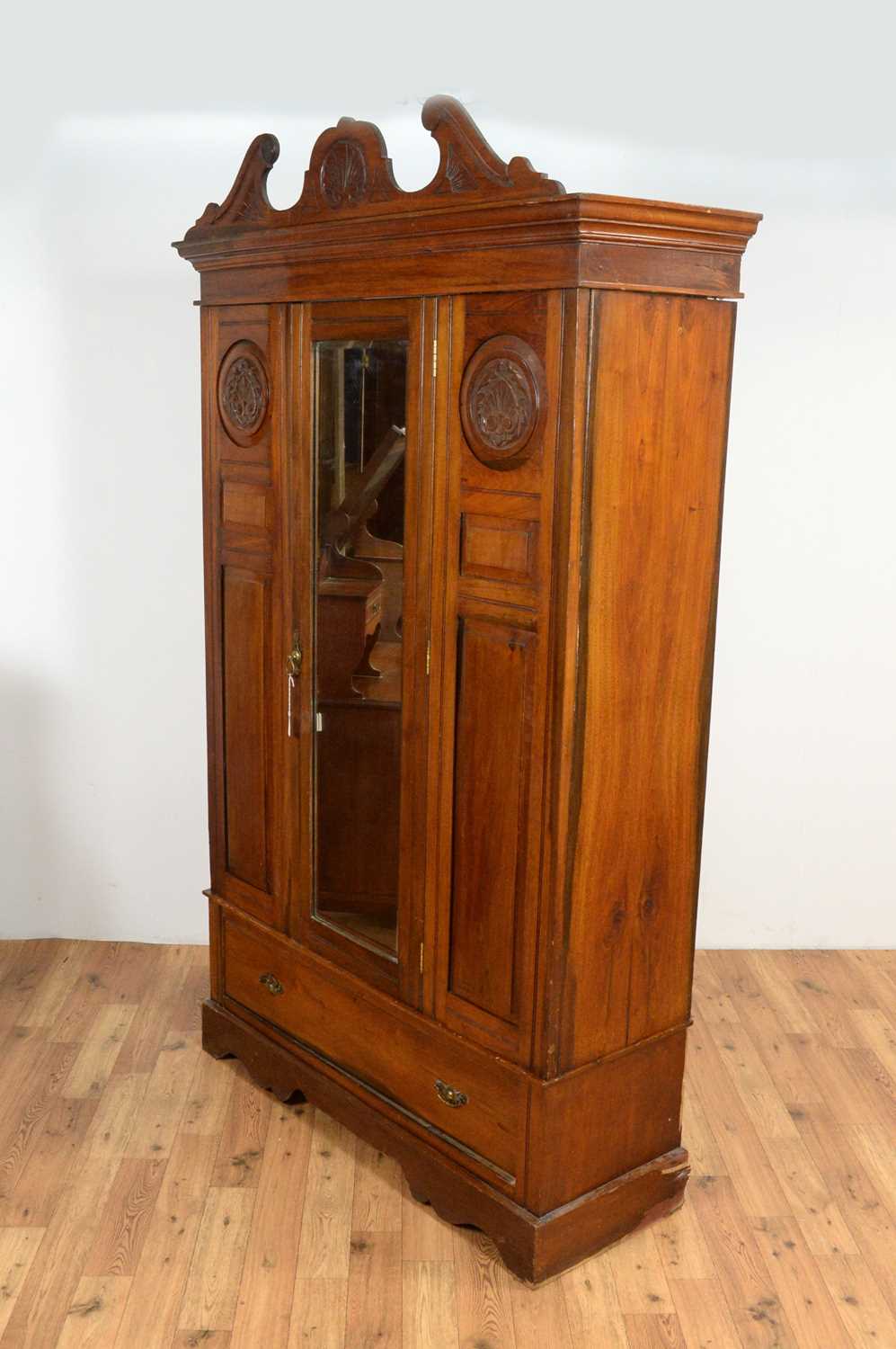 A matched Edwardian mahogany three piece bedroom suite: and a similar wardrobe (4) - Image 3 of 13