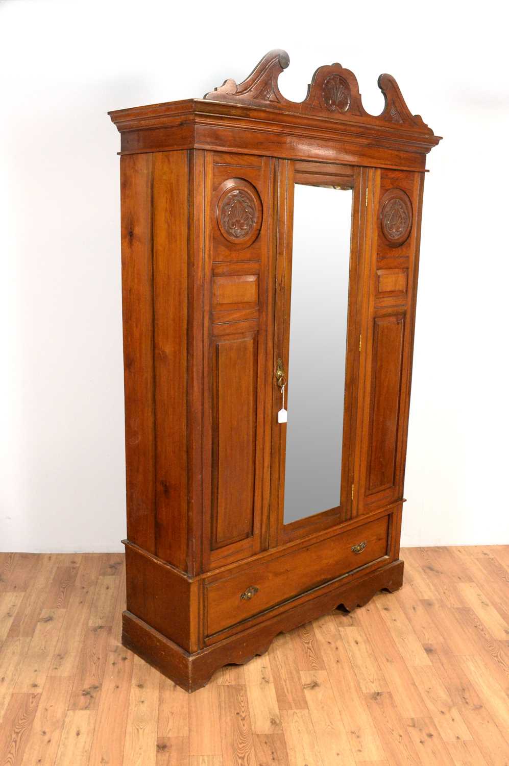A matched Edwardian mahogany three piece bedroom suite: and a similar wardrobe (4) - Image 2 of 13