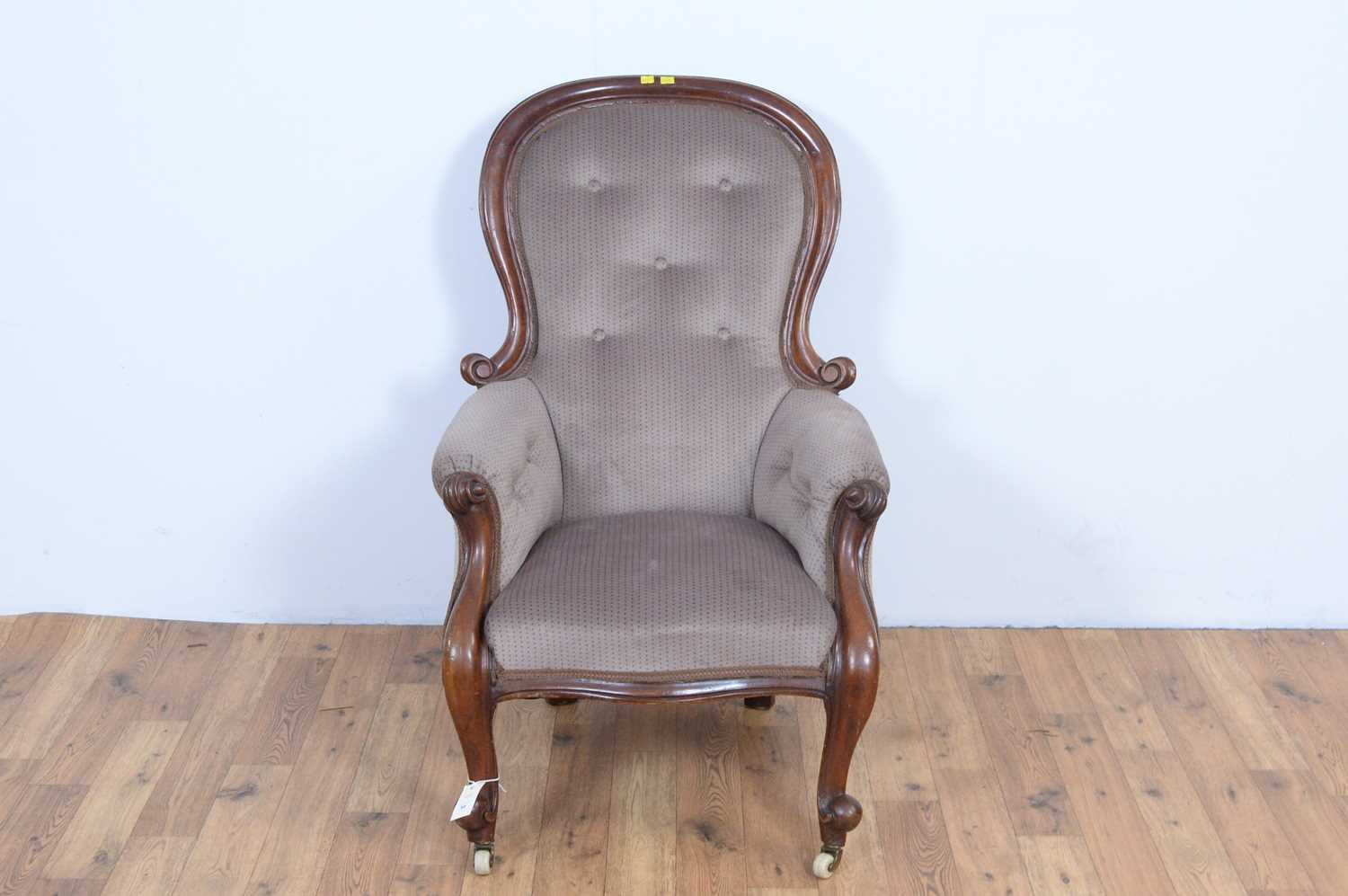 An Edwardian walnut framed spoon back easy chair - Image 2 of 4