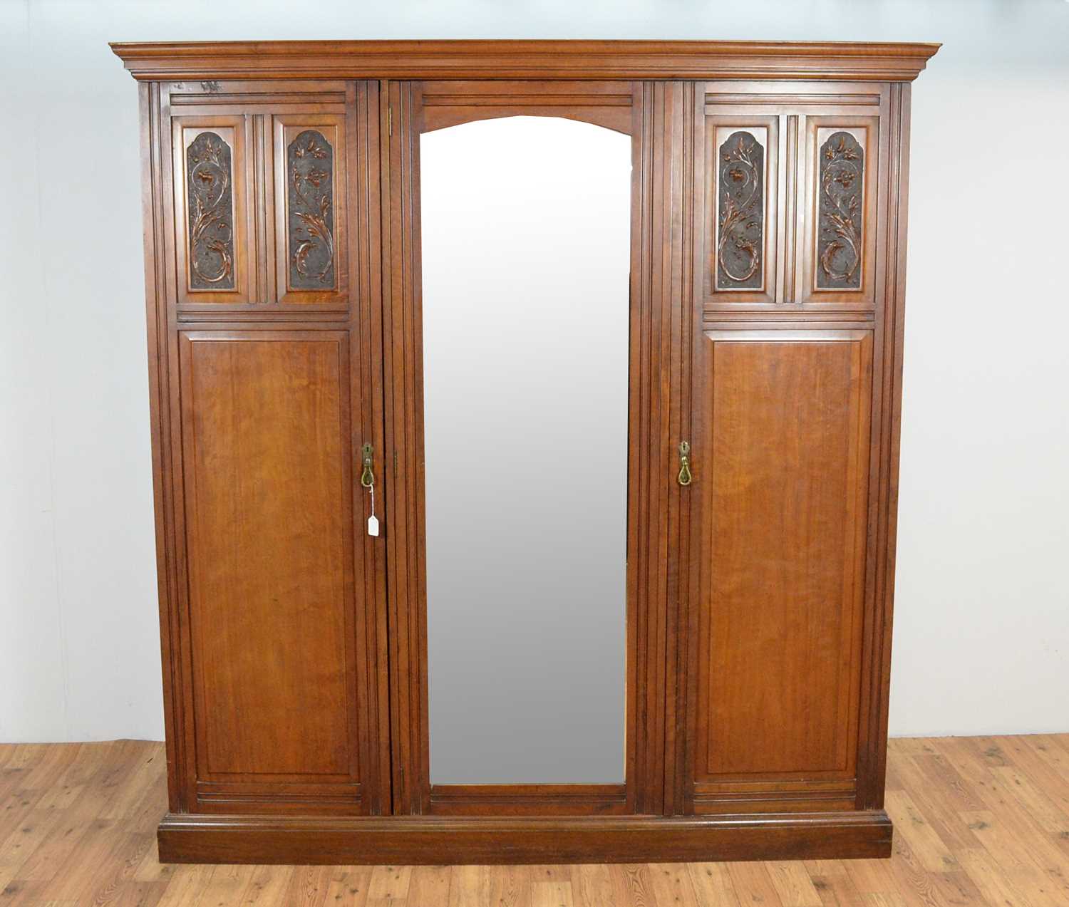A matched Edwardian mahogany three piece bedroom suite: and a similar wardrobe (4) - Image 5 of 13
