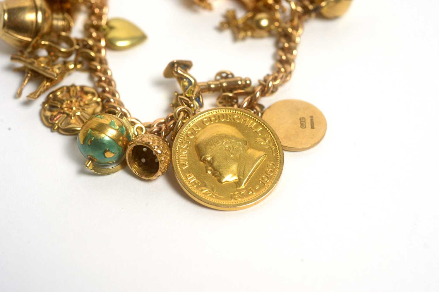A 9ct gold bracelet set with a selection of gold and other charms - Bild 2 aus 3