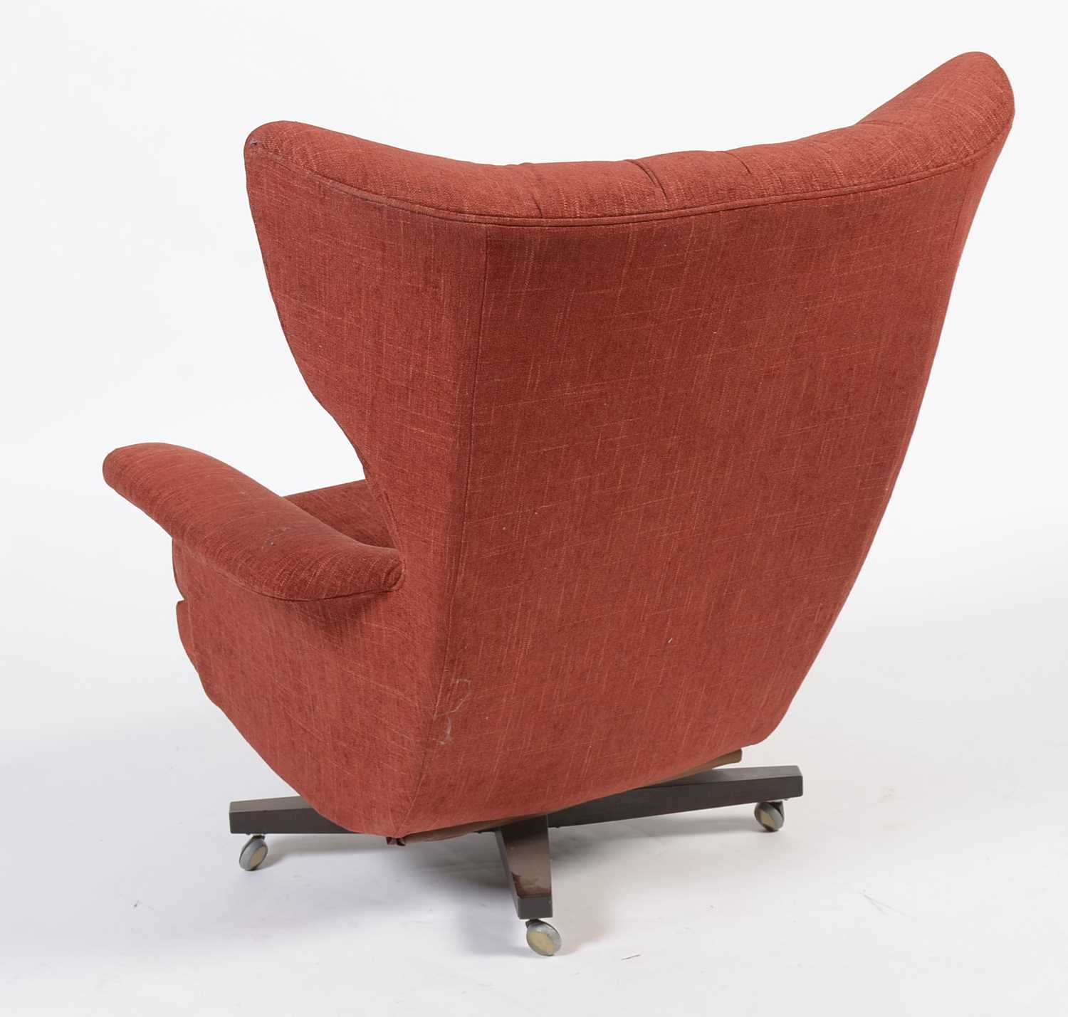 G Plan Model 6250: a 20th Century button back swivel armchair - Image 4 of 5