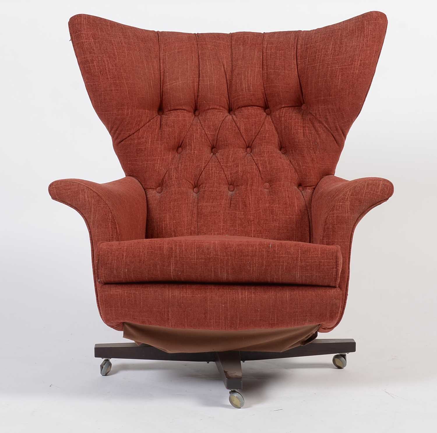 G Plan Model 6250: a 20th Century button back swivel armchair - Image 3 of 5
