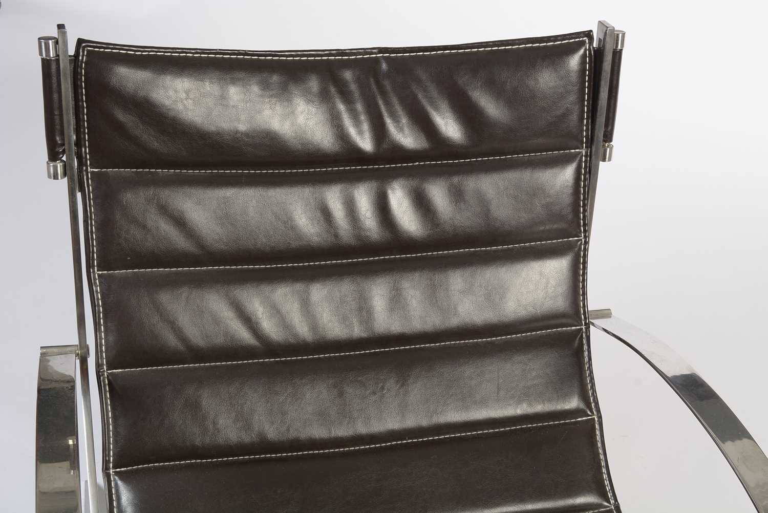 Contemporary Italian chrome and leather sling lounge chair - Image 4 of 6