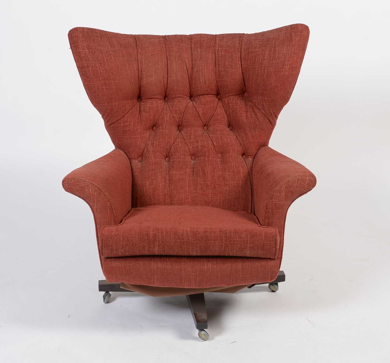 G Plan Model 6250: a 20th Century button back swivel armchair - Image 5 of 5