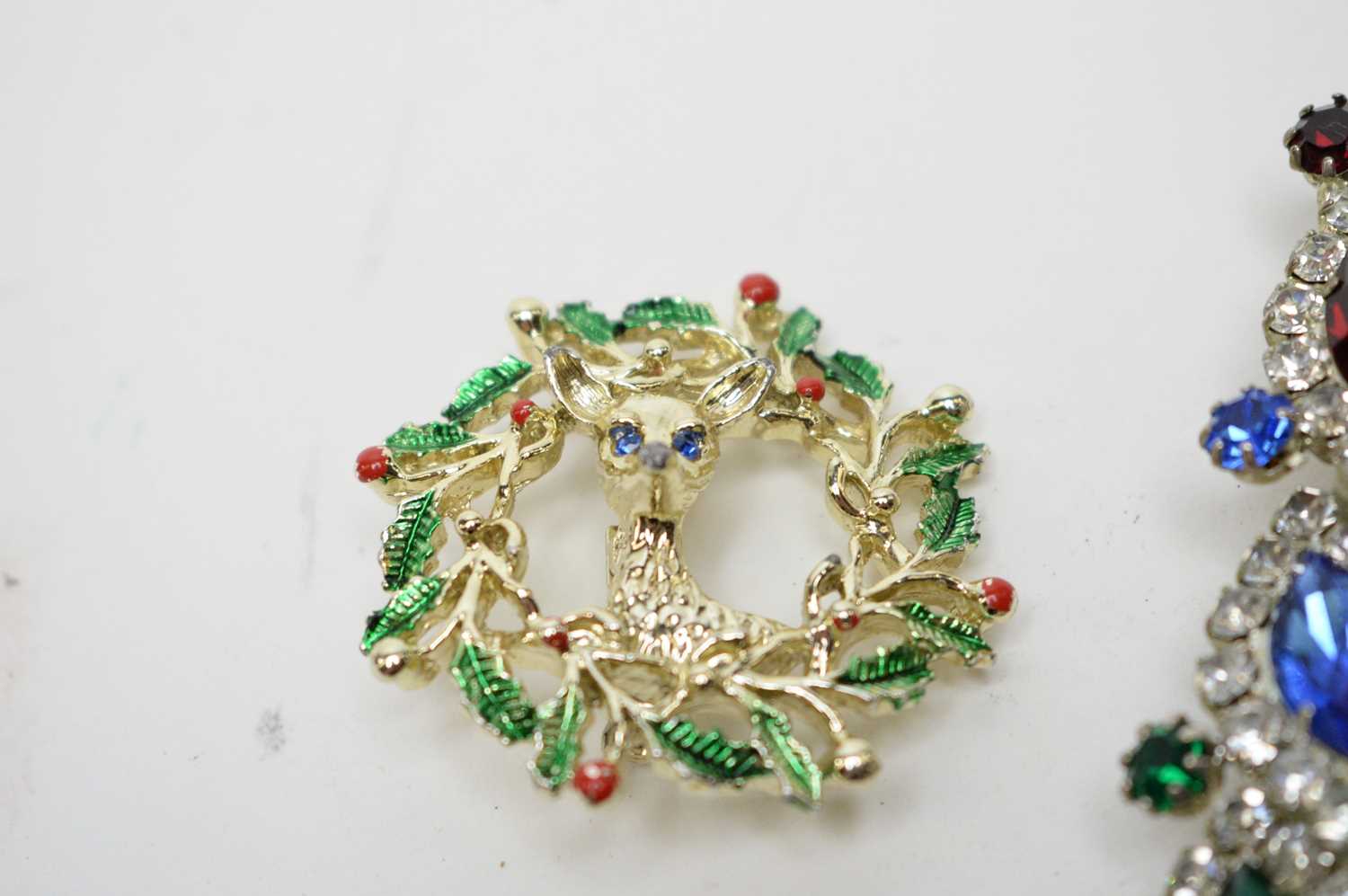 Post-War kitsch Christmas costume jewellery - Image 3 of 4