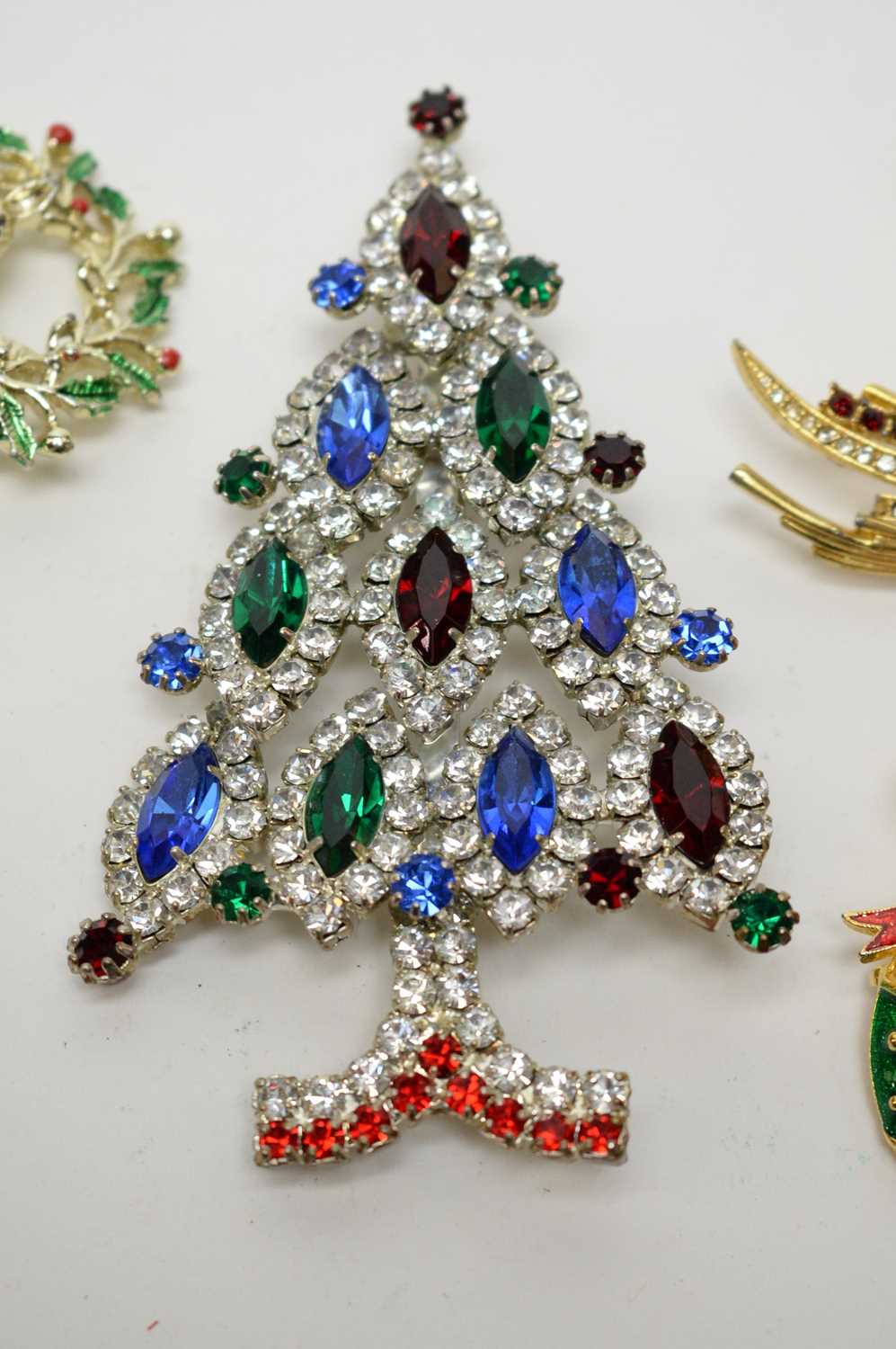 Post-War kitsch Christmas costume jewellery - Image 4 of 4