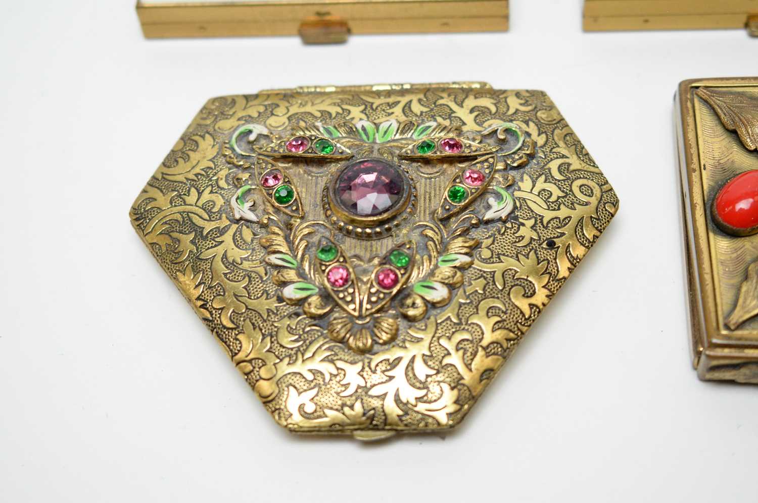 Late 1930s jewelled and glitter-encrusted powder compacts - Image 5 of 7