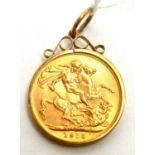 A George V gold sovereign, 1915, in 9ct yellow gold pendant mount