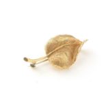 An 18ct yellow gold leaf pattern brooch