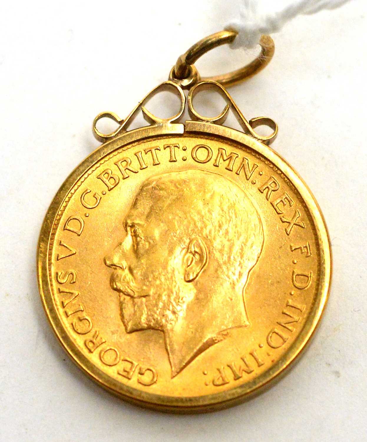 A George V gold sovereign, 1915, in 9ct yellow gold pendant mount - Image 2 of 2