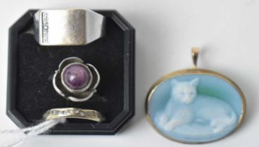 An agate and 9ct gold brooch pendant; and two rings