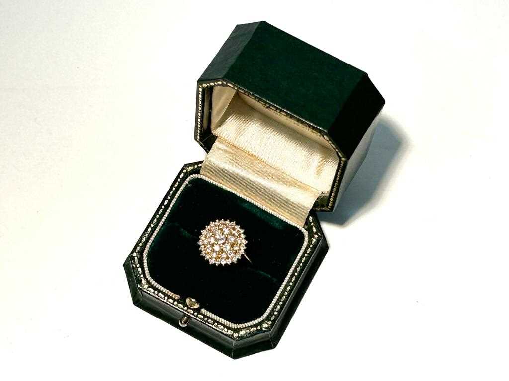 A diamond cluster ring - Image 2 of 2