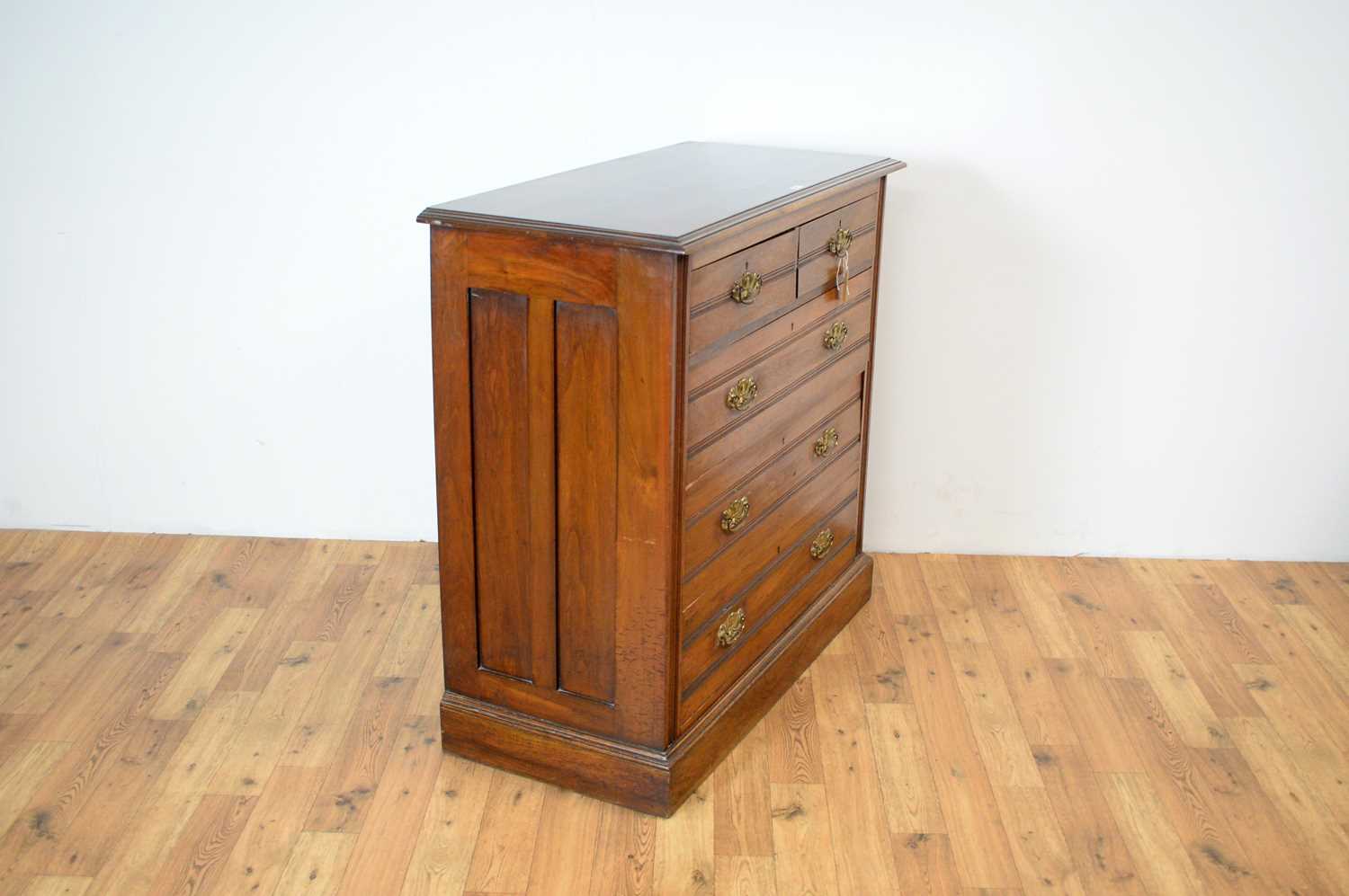 An Edwardian walnut chest of drawers - Image 3 of 4