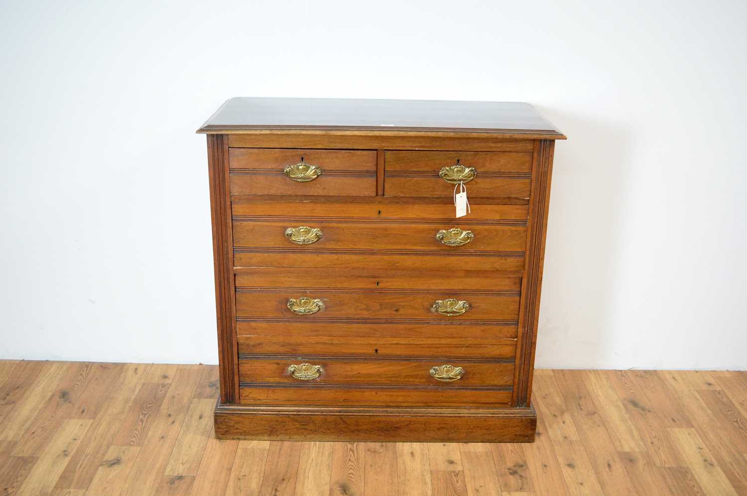 An Edwardian walnut chest of drawers - Image 2 of 4