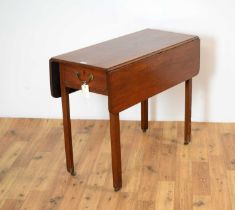 A Georgian mahogany drop leaf Pembroke table