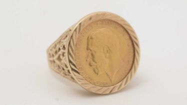 A George V gold half sovereign ring