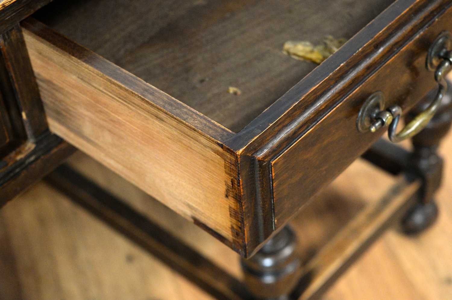 A 20th Century oak writing desk - Image 5 of 5