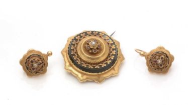 A Victorian mourning brooch and matching earrings