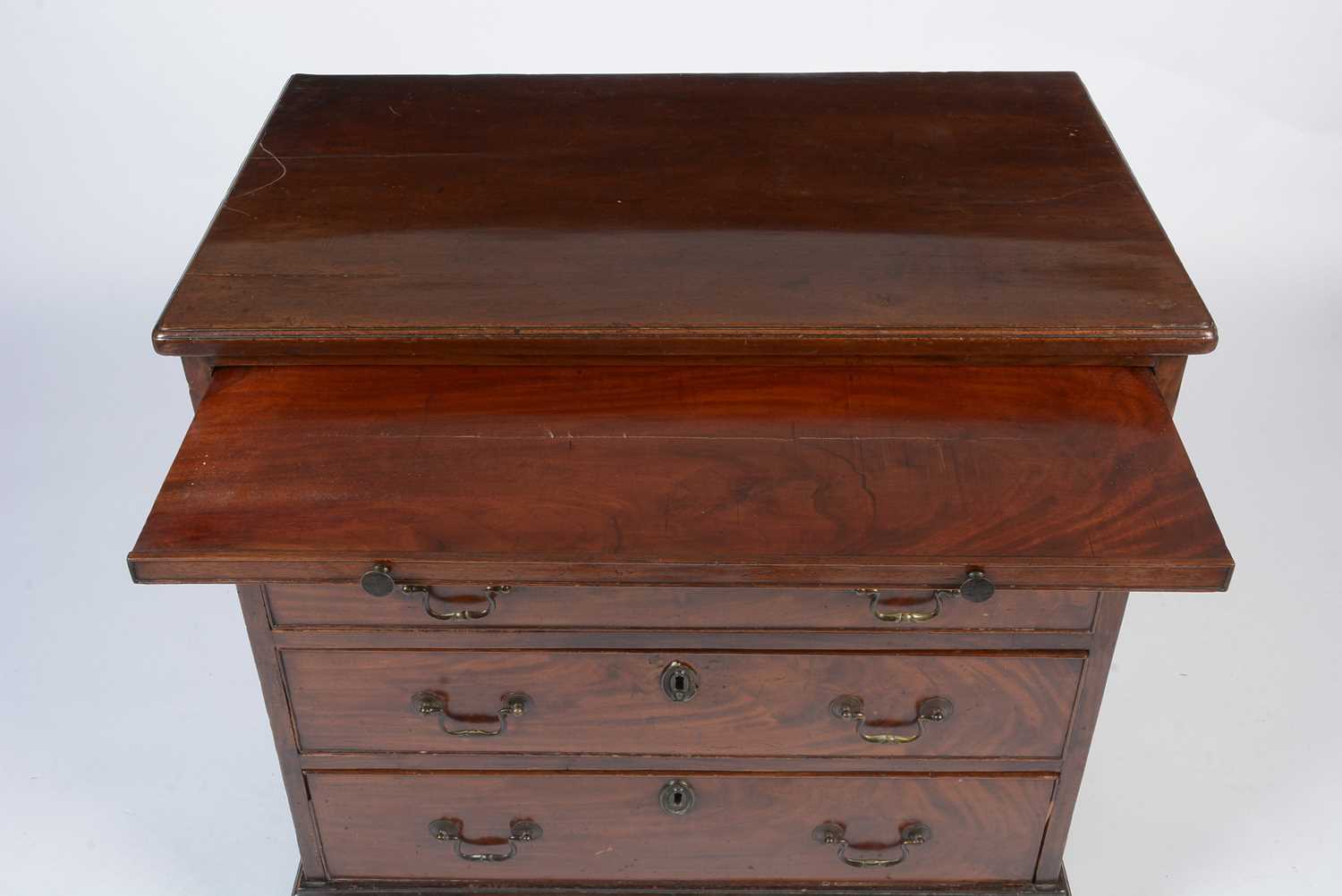 A George III mahogany bachelor's chest - Image 4 of 12