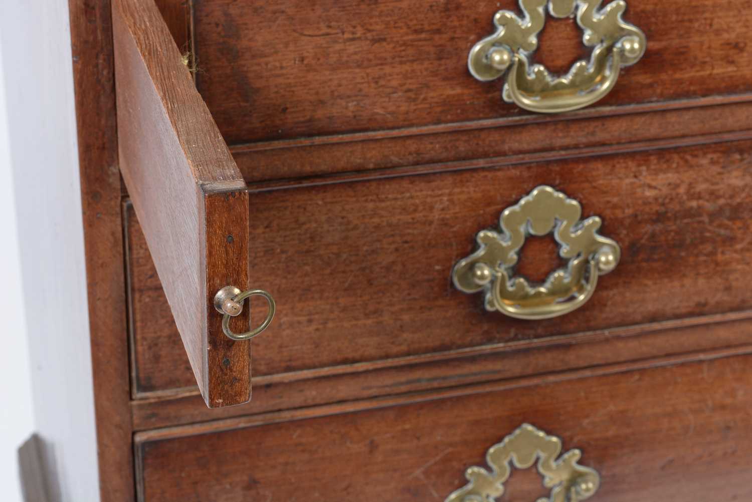 A George III mahogany bureau - Image 7 of 22