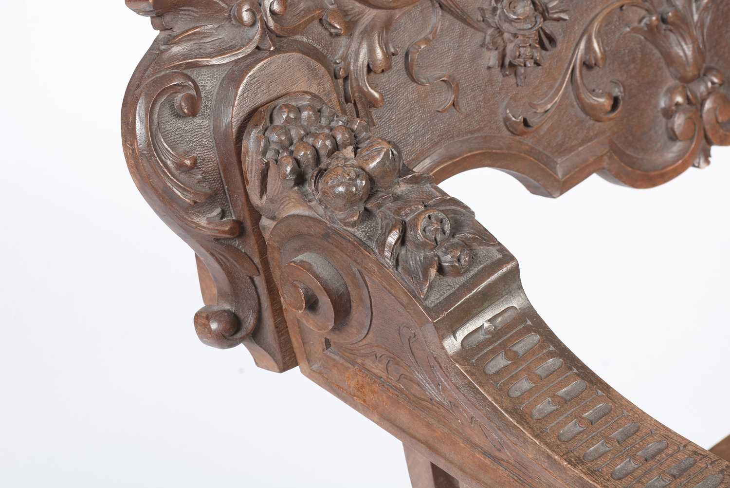 A decorative Italian carved walnut Savonarola chair c1900 - Image 11 of 21