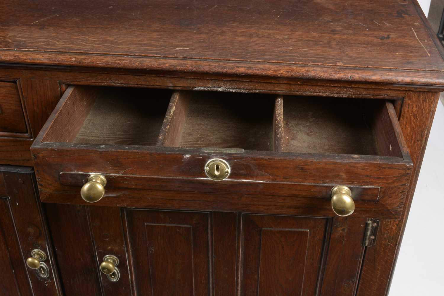 A Georgian oak dresser base - Image 3 of 10