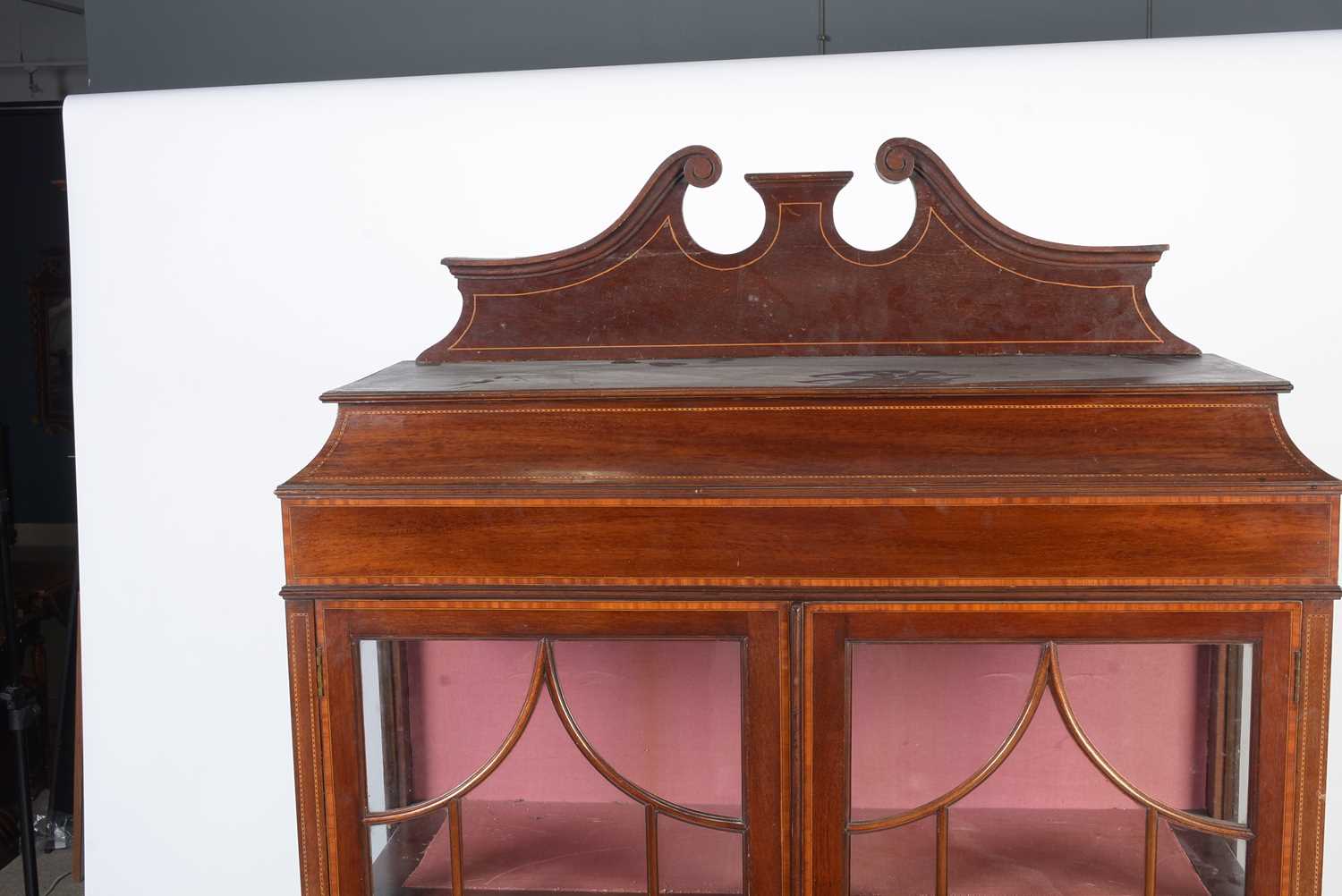 An Edwardian inlaid mahogany china cabinet - Image 5 of 8