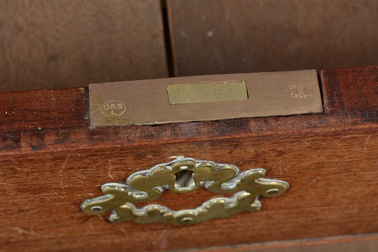 A George III mahogany bureau - Image 13 of 22