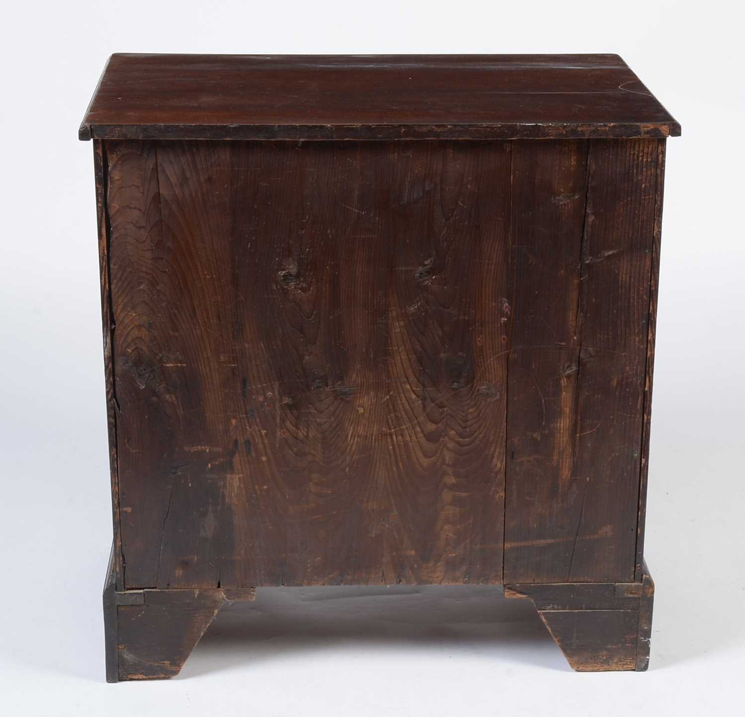 A George III mahogany bachelor's chest - Image 6 of 12