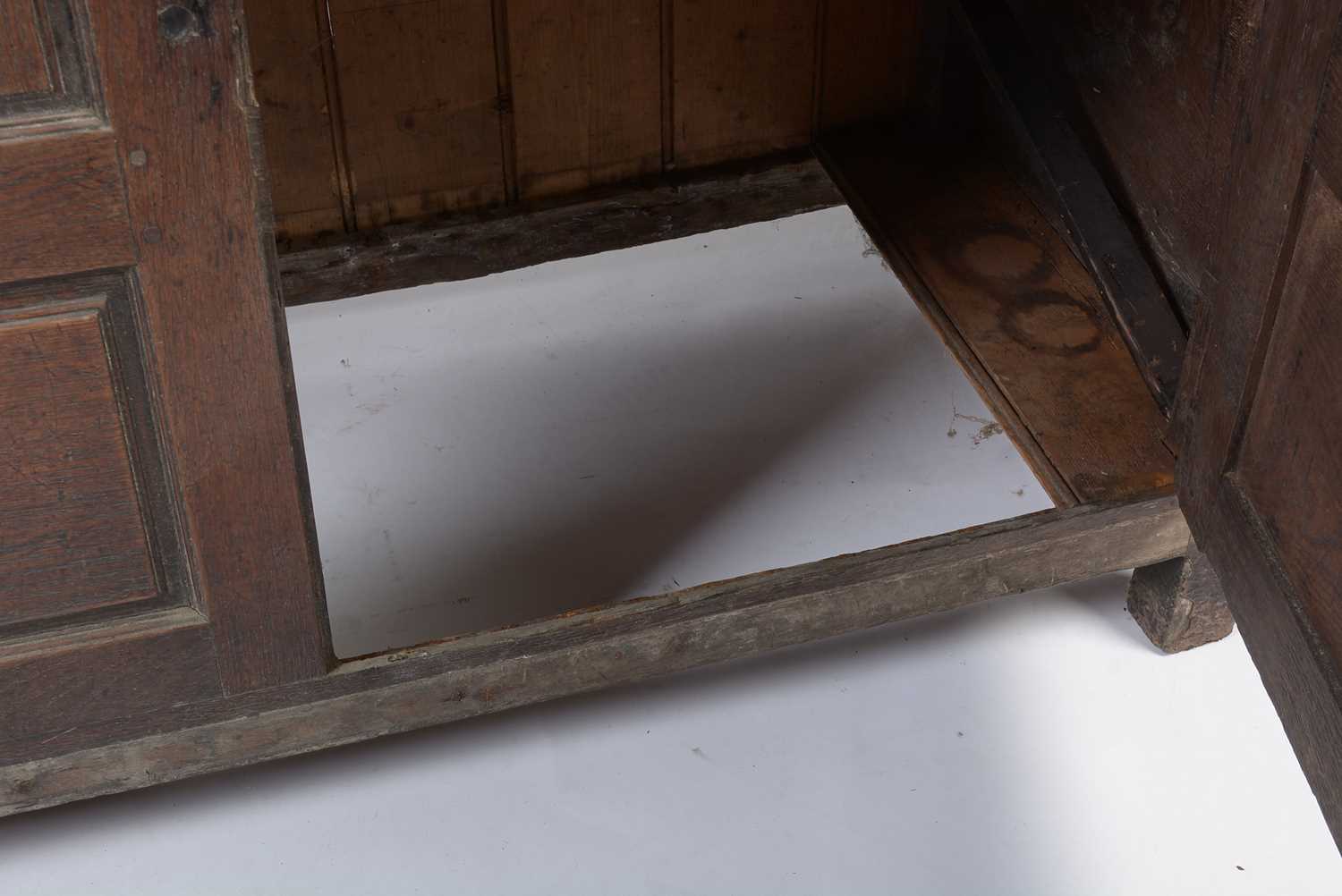 An 18th Century oak dresser base - Image 14 of 16