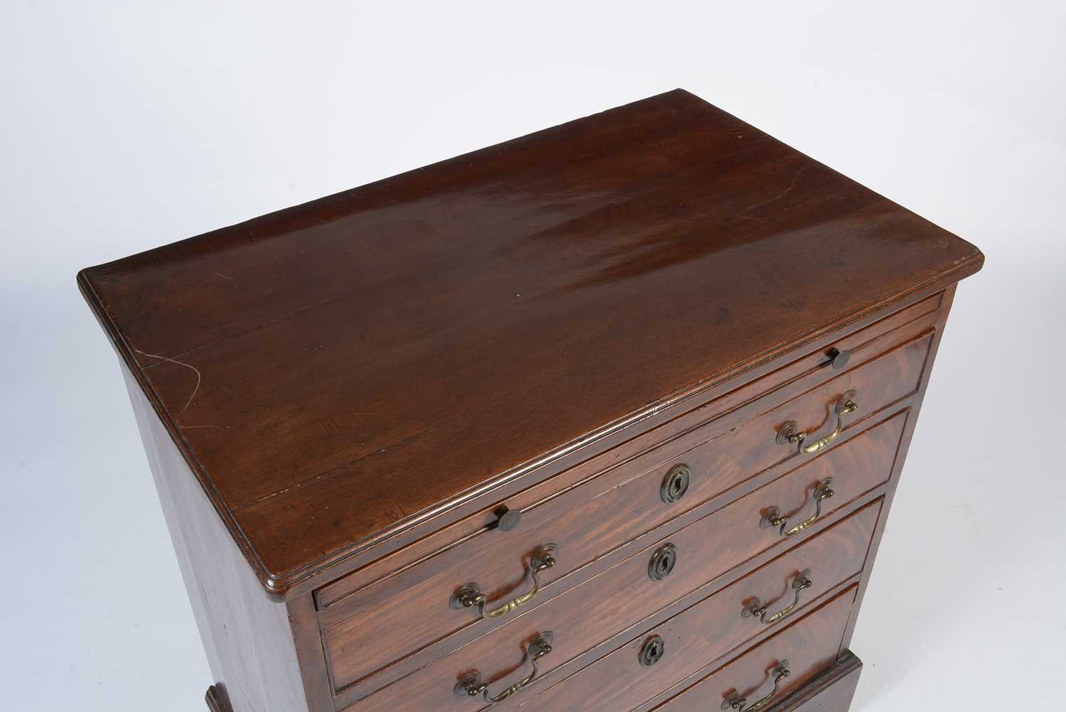 A George III mahogany bachelor's chest - Image 12 of 12