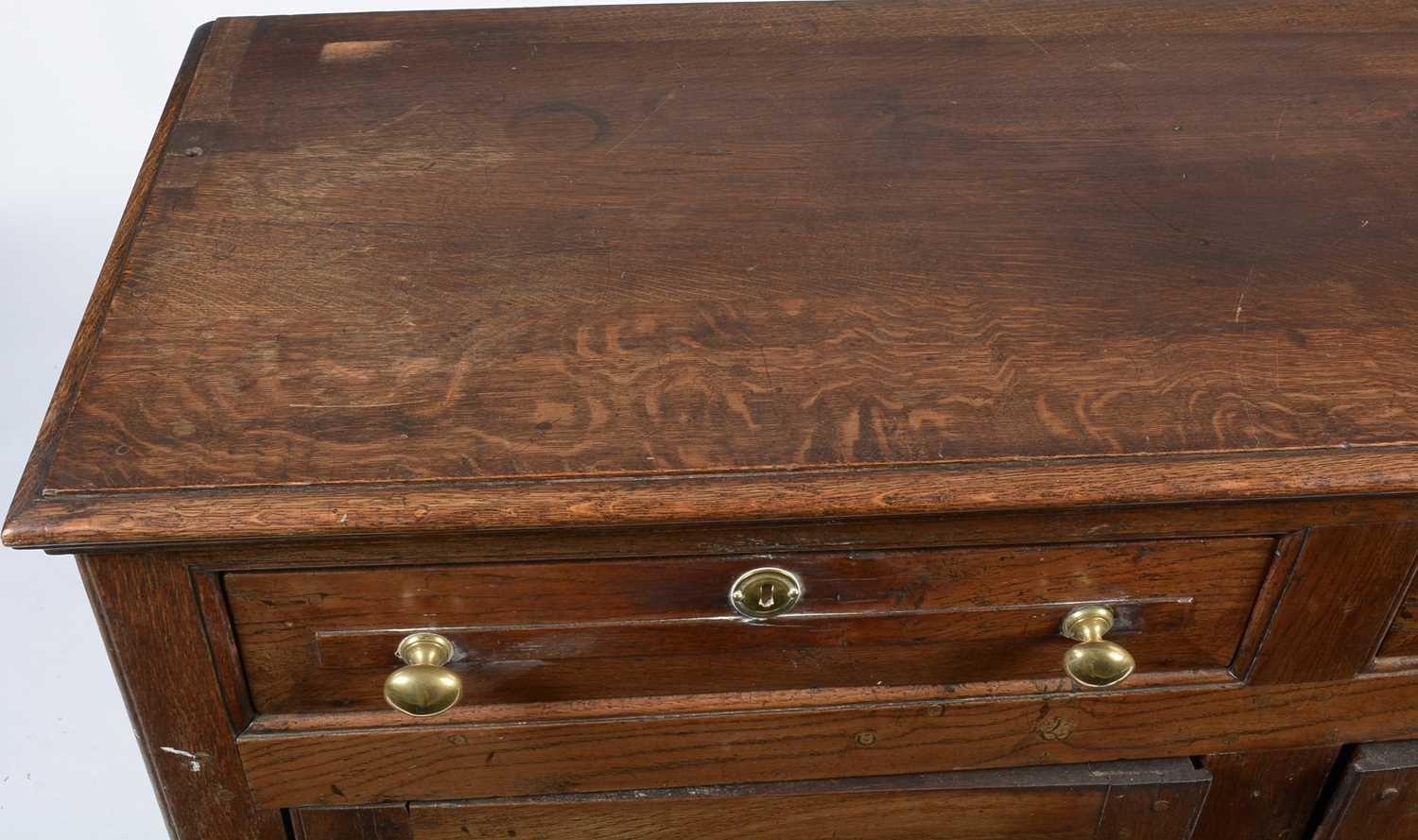 A Georgian oak dresser base - Image 10 of 10