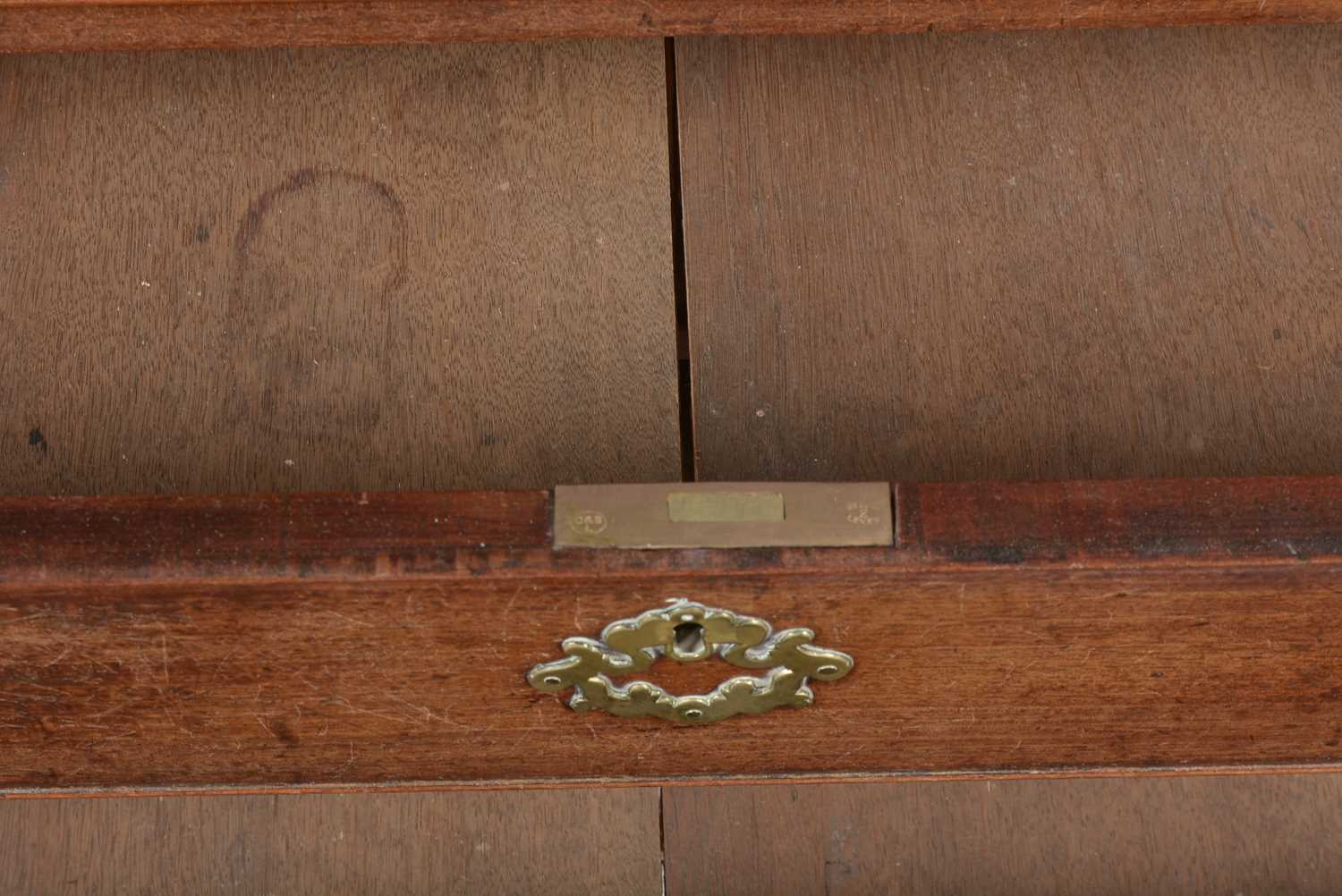A George III mahogany bureau - Image 19 of 22