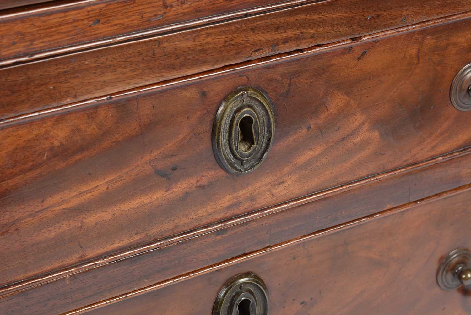 A George III mahogany bachelor's chest - Image 8 of 12