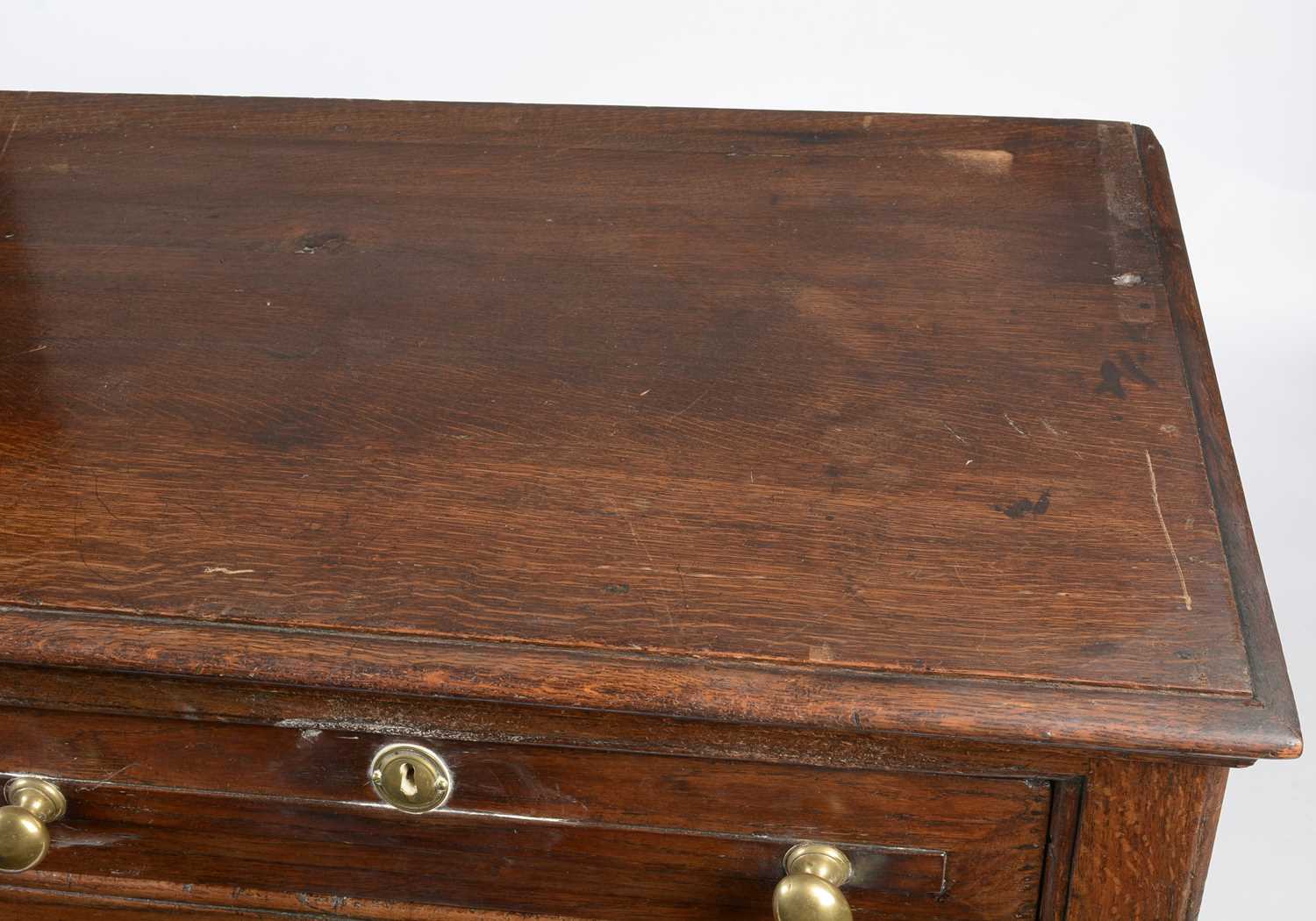 A Georgian oak dresser base - Image 9 of 10