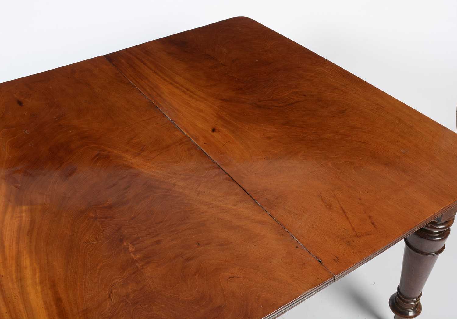 A Victorian mahogany extending dining table - Image 3 of 3